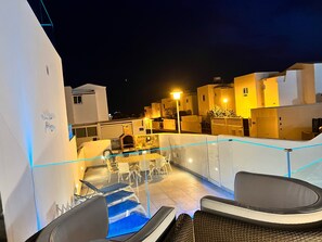 Outdoor dining - Modern Villa and Annex ,sleeps 12, with Private   Pool, jacuzzi, Air con Wifi. (Puerto del Carmen)