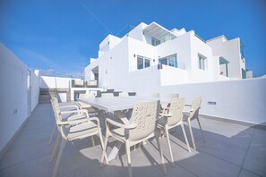 Outdoor dining - Modern Villa and Annex ,sleeps 12, with Private   Pool, jacuzzi, Air con Wifi. (Puerto del Carmen)