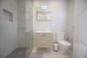 Shower, hair dryer, towels, soap - Modern Villa and Annex ,sleeps 12, with Private   Pool, jacuzzi, Air con Wifi. (Puerto del Carmen)
