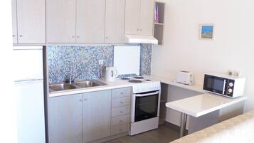 Køleskab, mikrobølgeovn, ovn, kogeplade