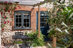 Outdoor dining - No. 33 Cottage 4, Thornham, Norfolk (Hunstanton)