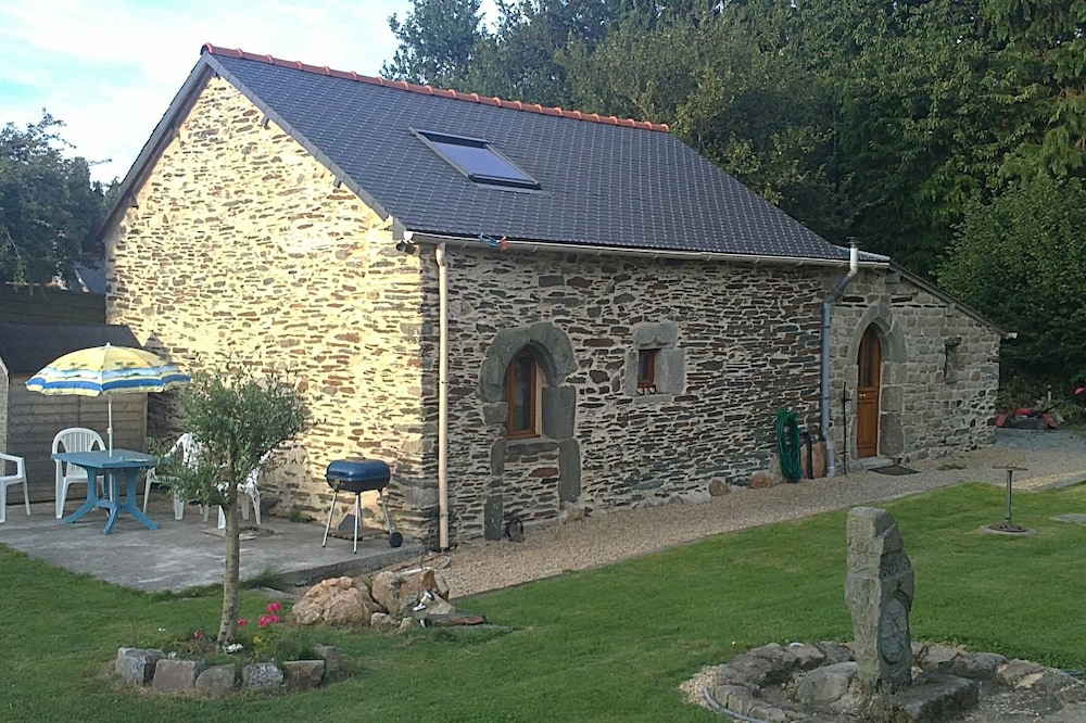 Detached Cottage With Heated Pool