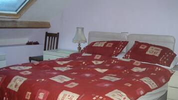 2 bedrooms, iron/ironing board, travel cot, free WiFi