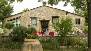 Outdoor dining - Tuscan Villa , Private Pool, Large Private park, A/C rooms, Electric Car Charger (Colle di Val d'Elsa (SI), Italy)