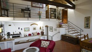 Fernseher, Kamin, DVD-Player, Bücher