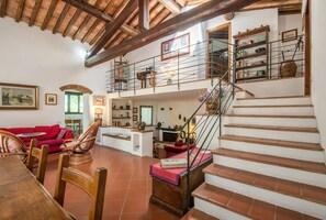 Fernseher, Kamin, DVD-Player, Bücher