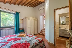 2 bedrooms, iron/ironing board, free WiFi, bed sheets - Tuscan Villa , Private Pool, Large Private park, A/C rooms, Electric Car Charger (Colle di Val d'Elsa (SI), Italy)