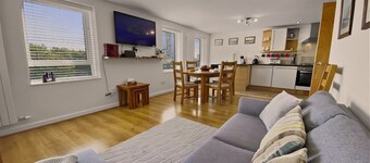 Waterfront Quay - 2nd floor apartment overlooking the water