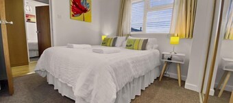 Waterfront Quay - 2 Bedroom Apartment with Harbour Views sleep 4 (+2)