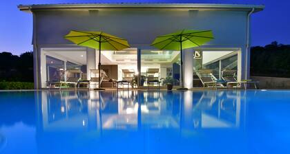 BEACHSIDE, LUXURY APARTMENT