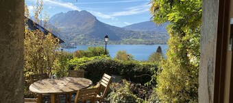 Innsjøen, sjarmerende og karakter ****, med utsikt over Annecy-sjøen