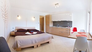 4 bedrooms, iron/ironing board, WiFi, bed sheets - ZENJA - a solar house with a step to the caves of San canziano (Sežana)