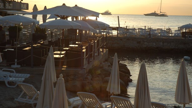 A seaside restaurant with outdoor seating, umbrellas, and a view of the sea. - Antibes Old Town, Sunny, South facing apartment 2 Balconies, fully air condition (Antibes)