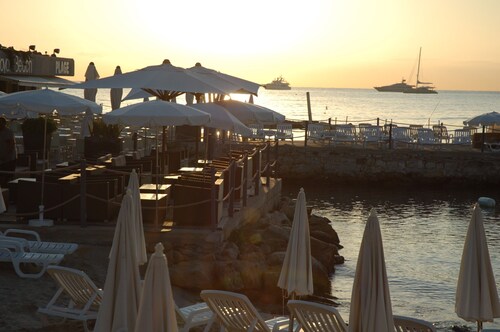 Sunny, South facing apartment Antibes Old Town, 2 Balconies, fully air condition