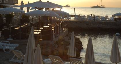 Sunny, South facing apartment Antibes Old Town, 2 Balconies, fully air condition
