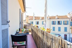 Outdoor dining - Sunny, South facing apartment Antibes Old Town, 2 Balconies, fully air condition (Antibes)