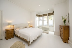 4 bedrooms, iron/ironing board, free WiFi, bed sheets - Large Richmond Garden Apartment 4 Bd/3 Bth w Parking (child/pet friendly!) (Richmond)