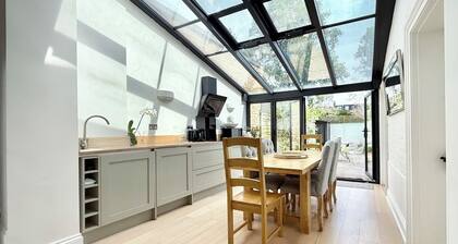 Large Richmond Garden Apartment 4 Bd/3 Bth w Parking (child/pet friendly!)