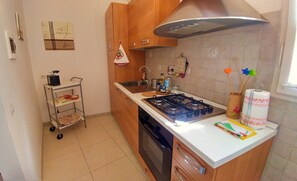 Frigorifero, forno, piano cottura, macchina per tè/caffè