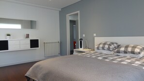 3 chambres, fer et planche à repasser, lit de bébé portatif