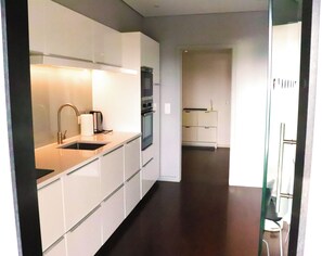 Geladeira, micro-ondas, fogão, cooktop