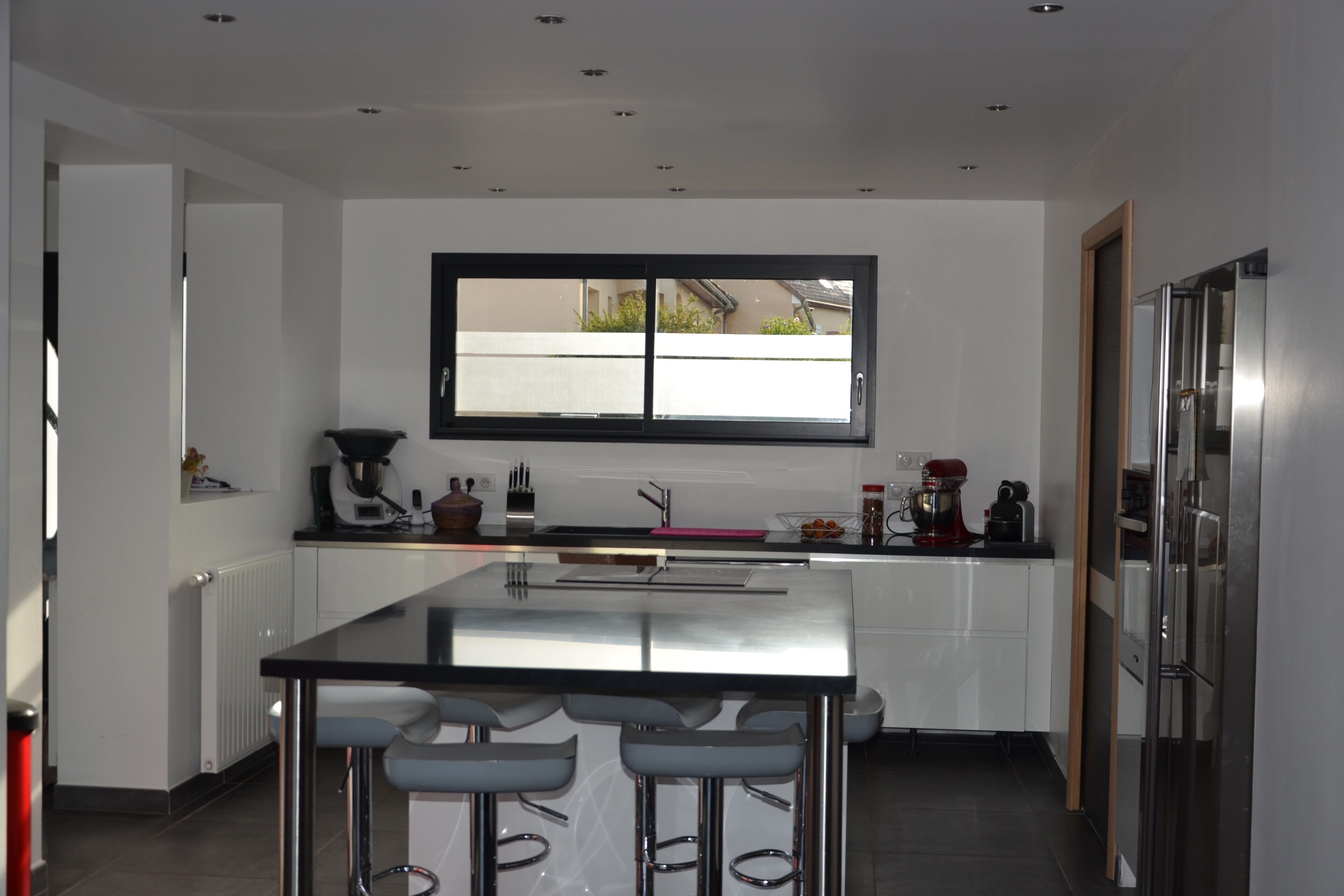 House 4 bedrooms, garden and cars if needed