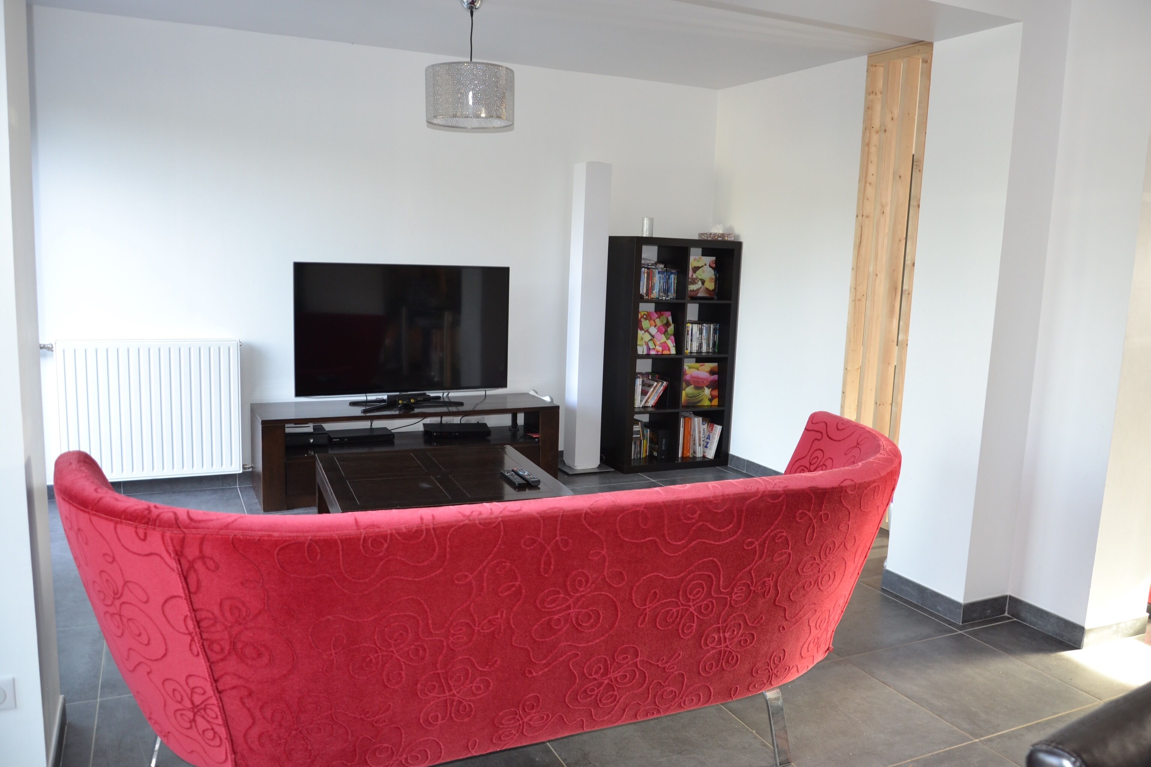 House 4 bedrooms, garden and cars if needed