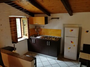 Réfrigérateur, four, plaque de cuisson, cafetiÚre/bouilloire