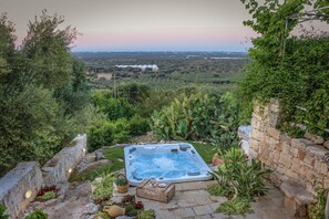 Outdoor spa tub