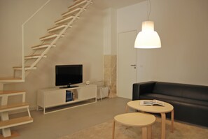 TV connectée, lecteur de DVD, livres, chaßne hi-fi