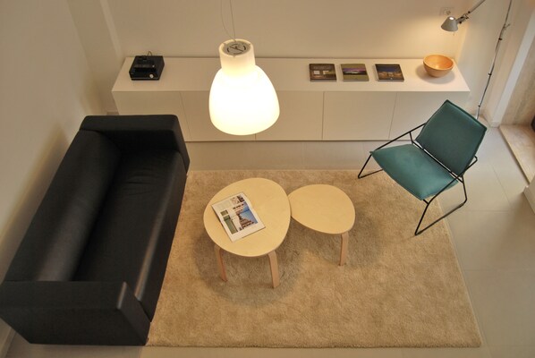 Smart TV, DVD player, books, stereo