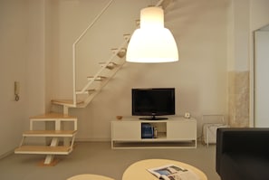 Smart-TV, DVD-Player, Bücher, Stereoanlage