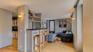 Een televisie en een open haard