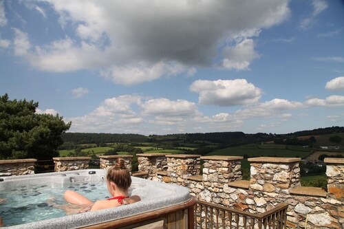 Einzigartiges Ferienhaus mit beheiztem Swimmingpool im Inneren und Whirlpool