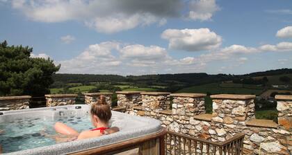 Einzigartiges Ferienhaus mit beheiztem Swimmingpool im Inneren und Whirlpool