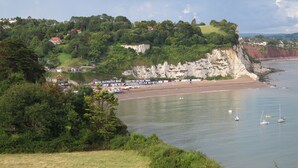 A coastal area with a beach, boats, and houses on a hillside. - Sleeps 16,, Indoor Heated Pool, Rooftop Hot Tub, Devon Coast Views, Pets welcome (Honiton)