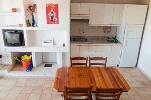 KĂŒhlschrank, Mikrowelle, Wasserkocher mit Kaffee-/Teezubehör
