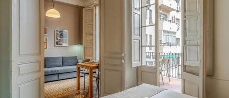 6 多间卧室、客房内保险箱、办公桌、熨斗/熨衣板