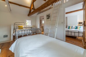2 bedrooms, iron/ironing board, internet, bed sheets