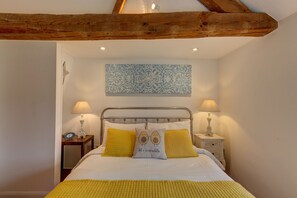 2 bedrooms, iron/ironing board, internet, bed sheets