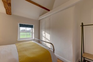 2 bedrooms, iron/ironing board, Internet, bed sheets