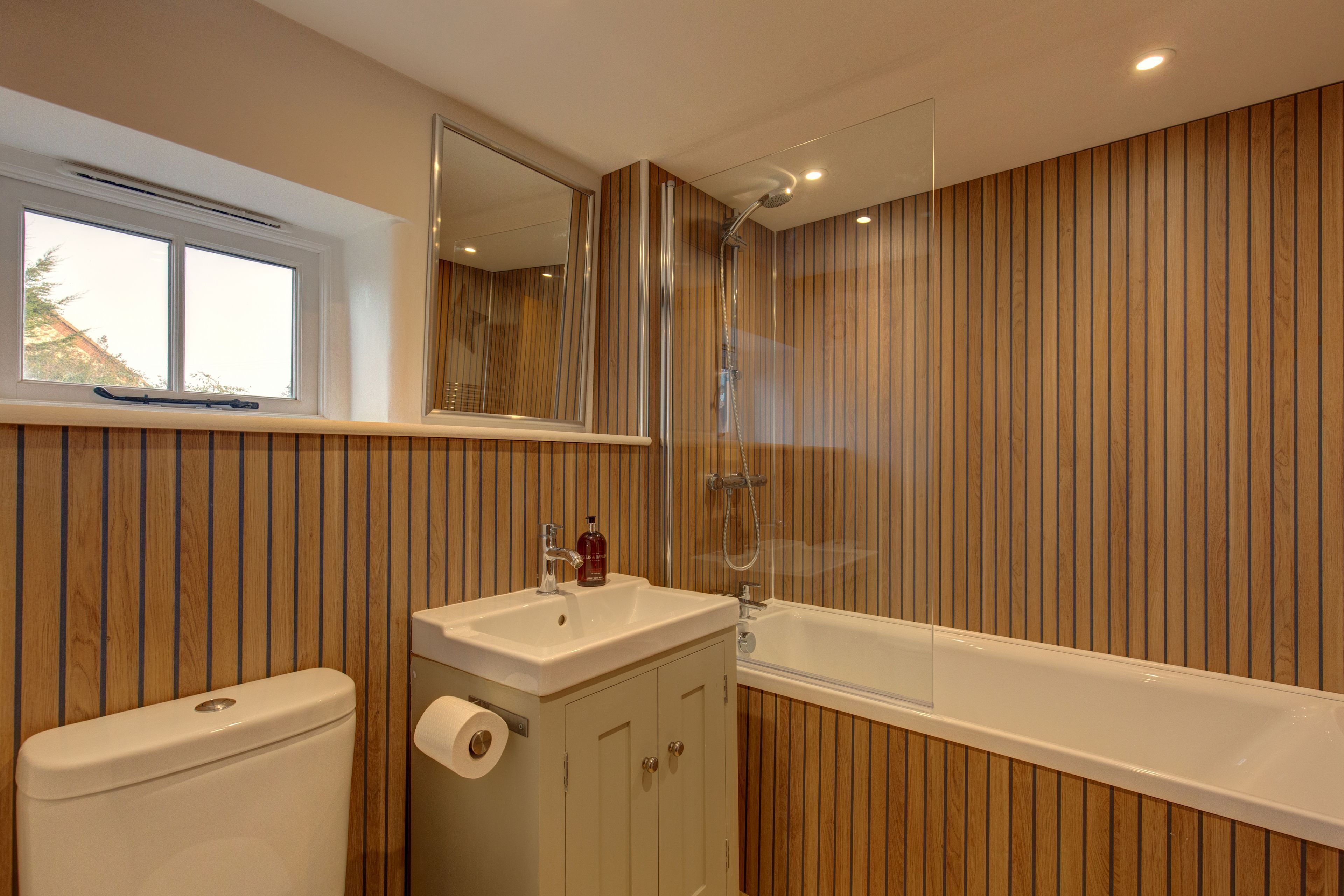 Une salle de bain moderne équipée de toilettes, d’un lavabo et d’une baignoire.