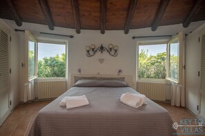 4 chambres, fer et planche à repasser, literie fournie