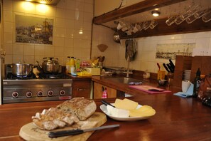 Fridge, oven, coffee/tea maker, electric kettle - Historic Sailing Barge Liberté, Amsterdam, Groups 20, From €77 p.p./night (Weesp)