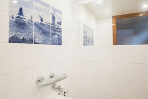 Shower, toilet paper - Historic Sailing Barge Liberté, Amsterdam, Groups 20, From €77 p.p./night (Weesp)