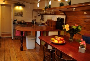 Kylskåp, ugn, kaffe- och tebryggare och vattenkokare