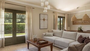 Ein Wohnzimmer mit einer Couch, einem Couchtisch und einem Essbereich mit Tisch und Stühlen.