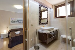3 quartos, ferros/tábuas de passar roupa, Wi-Fi, roupa de cama