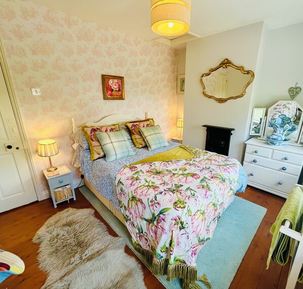 2 bedrooms, desk, iron/ironing board, travel crib