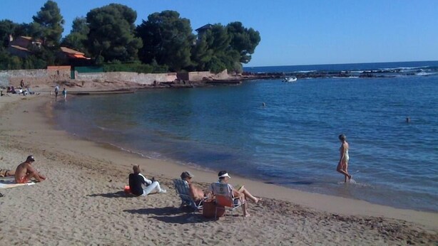 Ein Strand mit Menschen, die sich entspannen und schwimmen.
